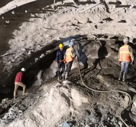 铁西拱顶带模注浆料的施工流程及注意事项